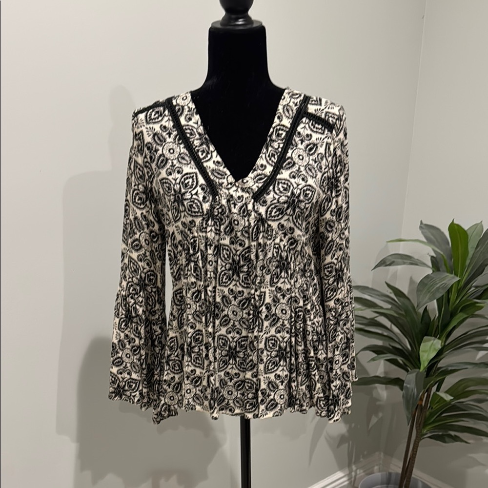 Chic Black and White Patterned Blouse
